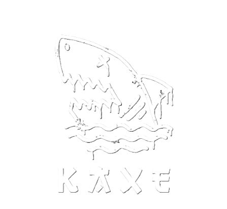 Etiqueta blanca transparente con el logo de Kaxe, marca de streetwear japonés